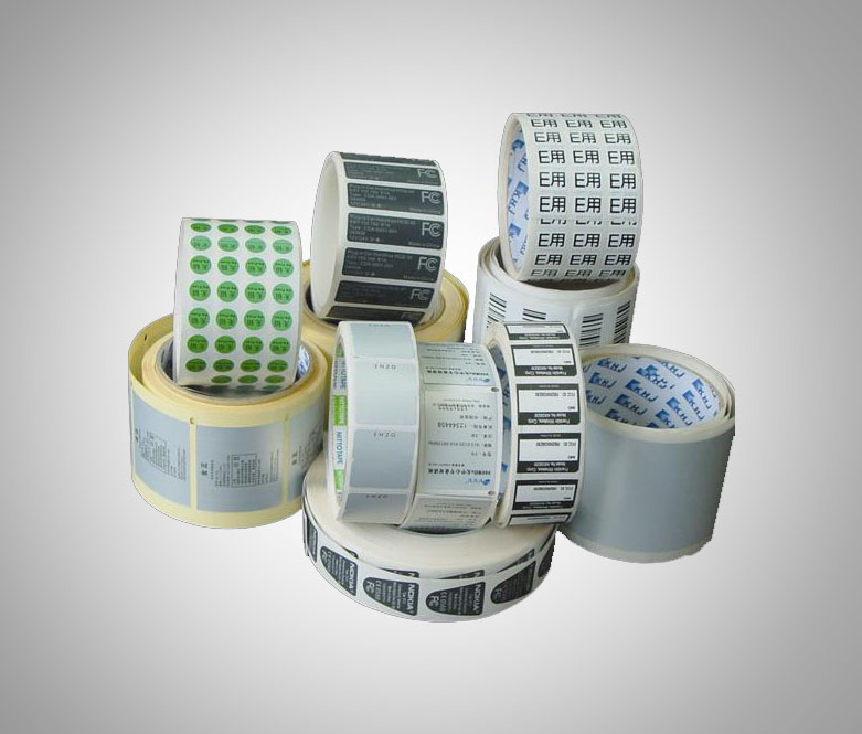 　　隨著市場經(jīng)濟的飛速發(fā)展，印刷行業(yè)也出現(xiàn)了各種各樣的印刷工藝，不干膠的印刷也越來越受到人們的重視，不干膠是通過紙張薄膜等作為印刷的基本材料，逐漸在各行各業(yè)中普遍，幾乎都隨處可見，所有的商品標(biāo)簽都是采用這種工藝，但是在印刷的過程中難免會出現(xiàn)誤差，那么在印刷不干膠的時候應(yīng)該注意哪些注意事項呢?